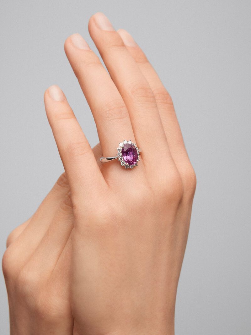 18K white gold ring with intense pink ruby ​​in oval cut of 3.4 cts and 14 brilliant cut diamonds with a total of 0.53 cts image number 3