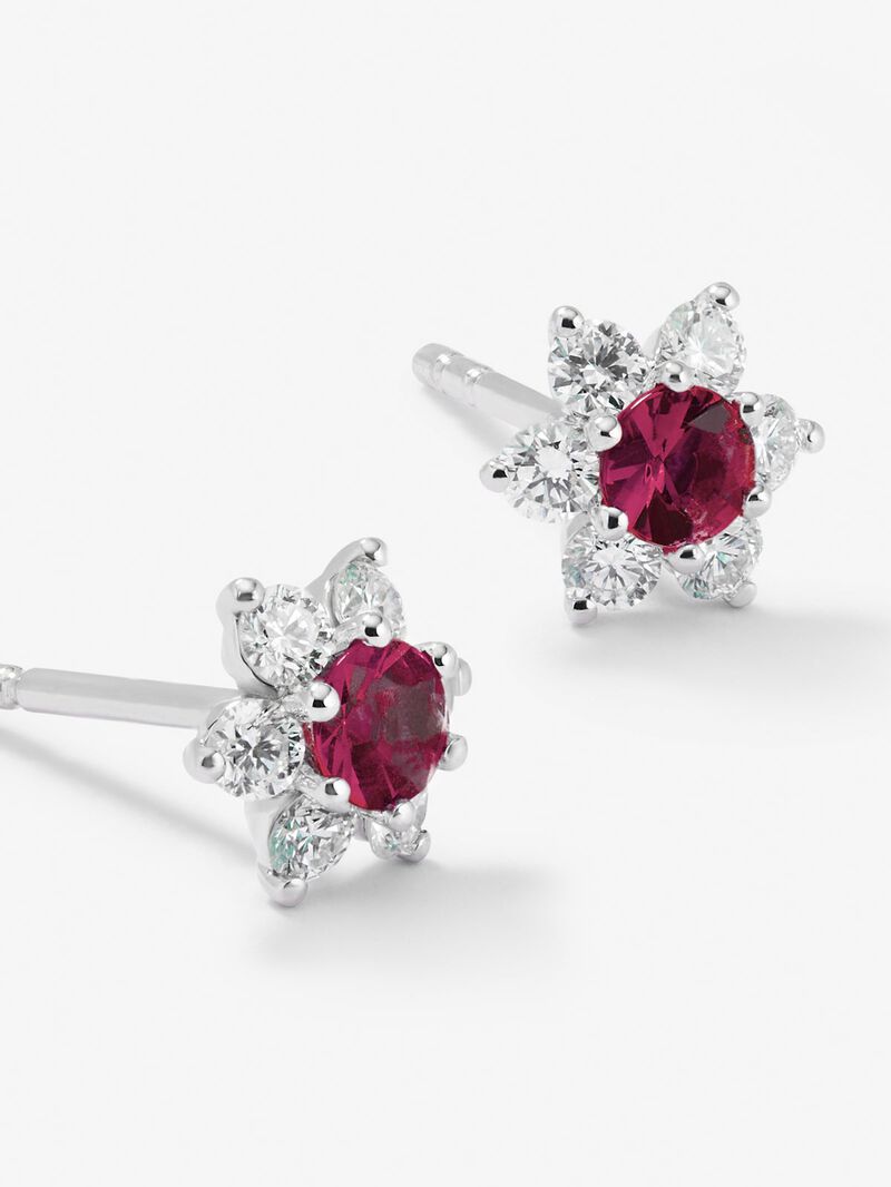 18K white gold earrings with 2 brilliant-cut blue sapphires with a total of 0.27 cts and 12 brilliant-cut diamonds with a total of 0.32 cts image number 3