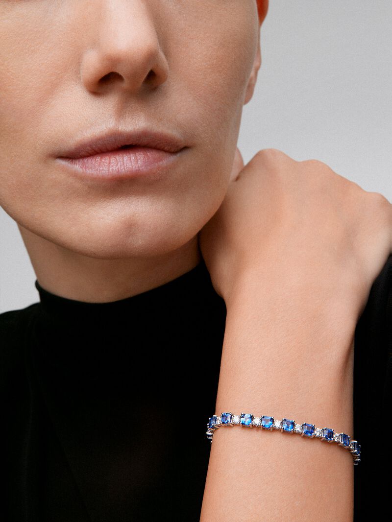 18K white gold rivière bracelet with 9.97 ct octagonal-cut blue sapphires and 2.63 ct brilliant-cut diamonds image number 1
