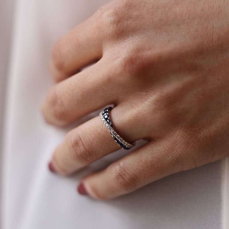 Anillo cruzado de oro blanco de 18kt con zafiros azules y diamantes, SO17029-OBZAZD_V