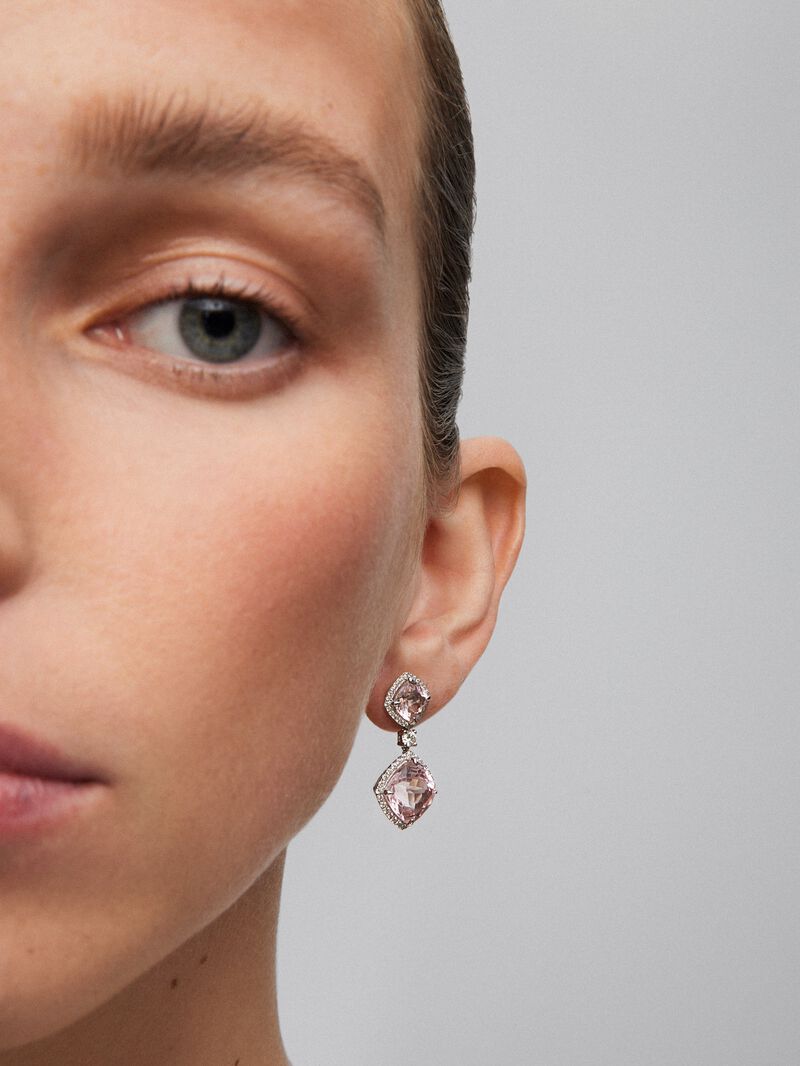 18K white gold earrings with 10.33 ct cushion-cut morganites and 0.85 ct brilliant-cut diamonds image number 3