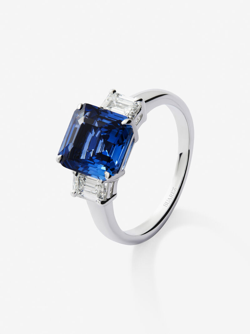 18K white gold triple ring with emerald-cut blue sapphire of 4.07 cts and 2 emerald-cut diamonds with a total of 0.81 cts image number 0
