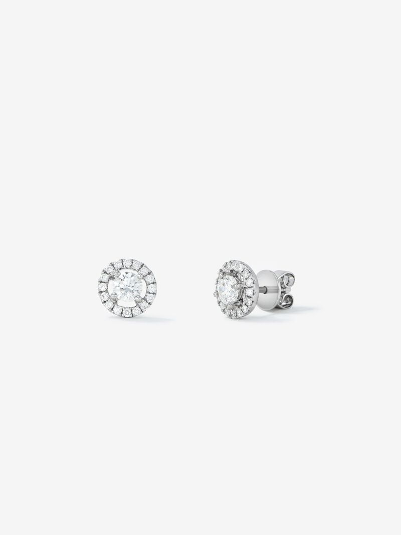 Pendientes de oro blanco de 18K con diamante solitario y orla de diamantes image number 0