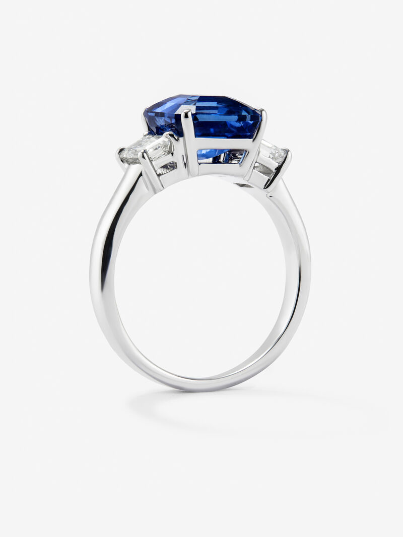 18K white gold triple ring with emerald-cut blue sapphire of 4.07 cts and 2 emerald-cut diamonds with a total of 0.81 cts image number 4