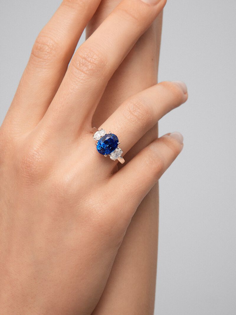 18K white gold triple ring with oval-cut royal blue sapphire of 4.05 cts and 2 oval-cut diamonds with a total of 1.05 cts image number 3