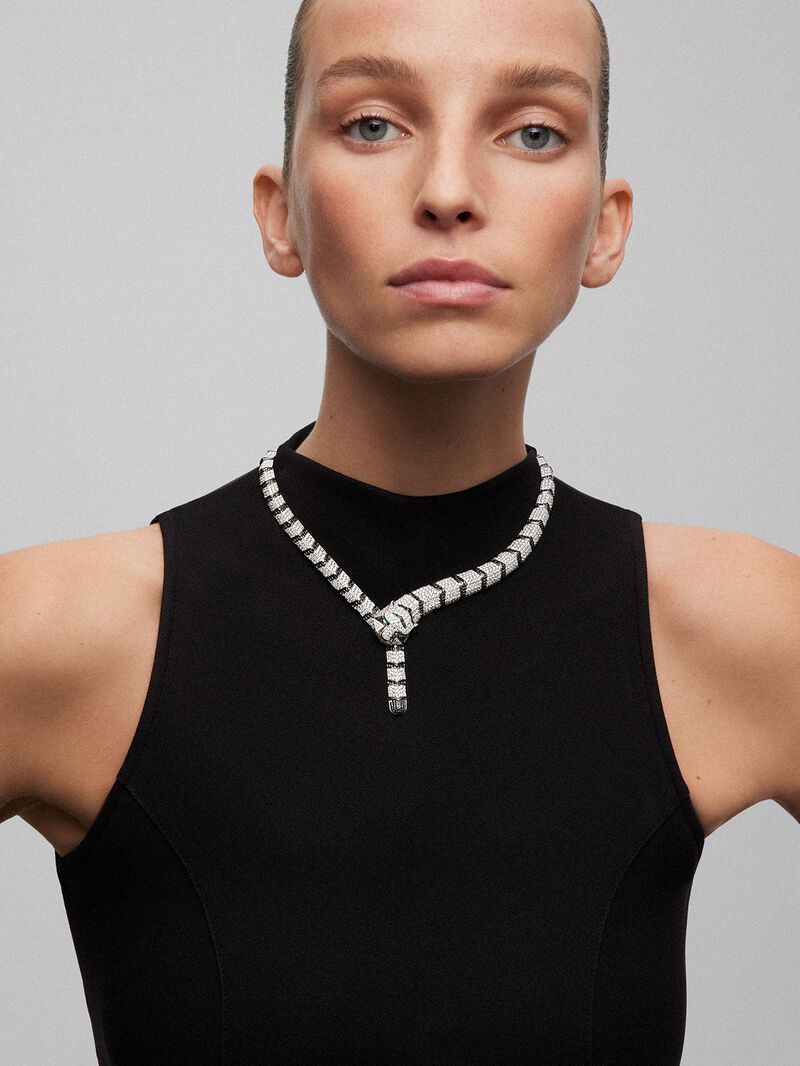 Rigid 18K white gold necklace with 1325 brilliant-cut white diamonds with a total of 19.09 cts, 453 brilliant-cut black diamonds with a total of 3.61 cts, and 2 trapezoid-cut emeralds with a total of 0. 13 cts in the shape of a tiger image number 5