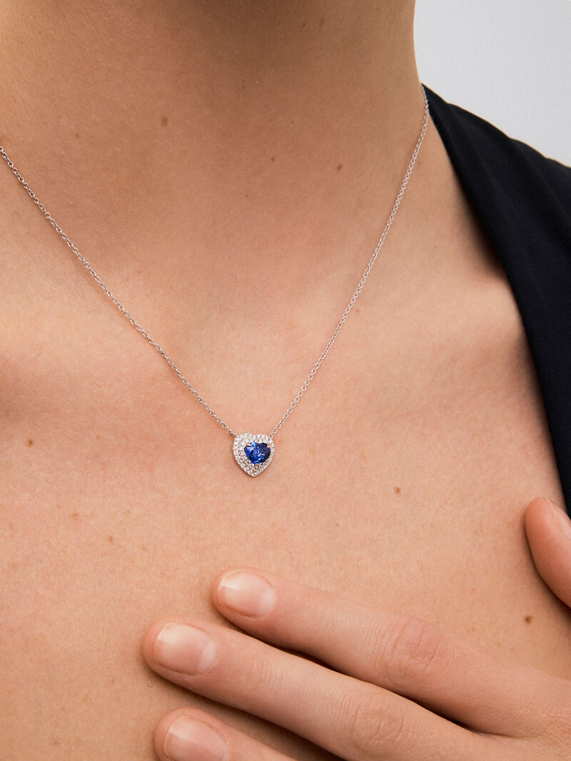 18K white gold pendant with heart-cut blue sapphire of 0.97 cts and brilliant-cut diamonds with a total of 0.22 cts image number 3