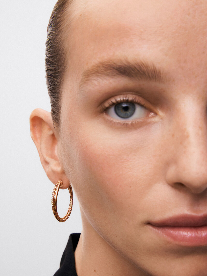 18kt Rose Gold Large Crossed Hoop Earrings image number 3