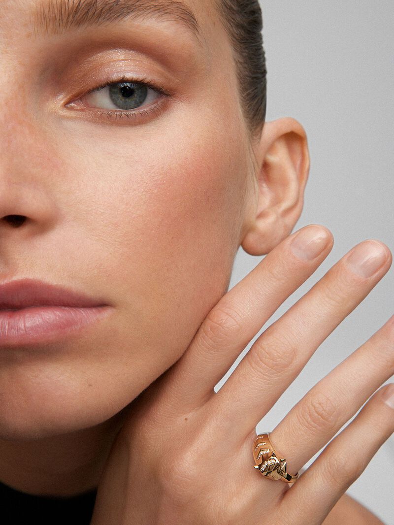 18K yellow gold ring with 26 brilliant-cut diamonds with a total of 0.08 cts and a tiger shape image number 7