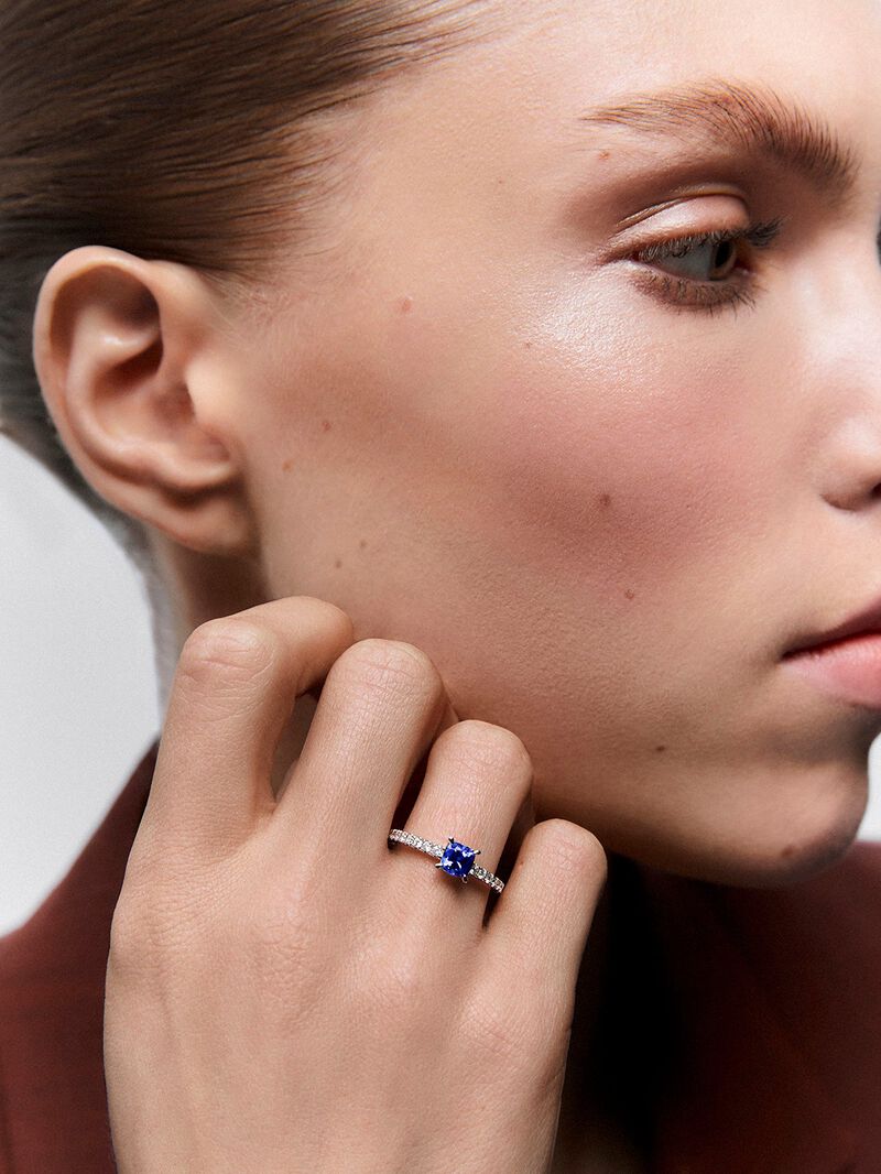 18K white gold solitaire ring with cushion-cut tanzanite of 0.72 cts and 16 brilliant-cut diamonds with a total of 0.26 cts image number 3
