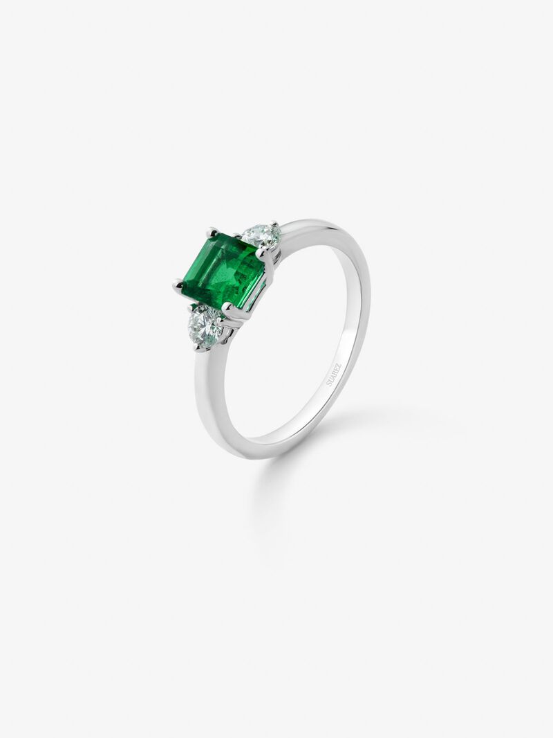 Triple ring in 18K white gold with a cushion-cut emerald of 0.86 cts and 2 brilliant-cut diamonds with a total of 0.29 cts image number 0