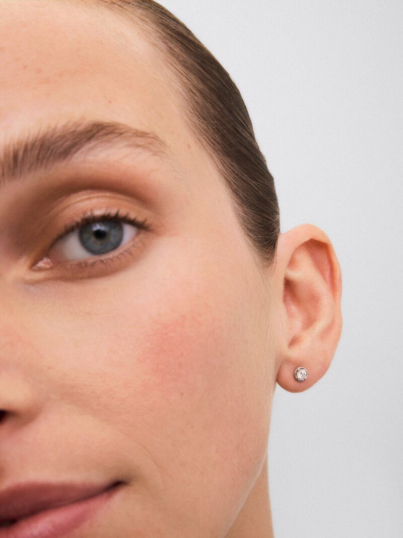 18K white gold earrings with solitary diamond image number 3