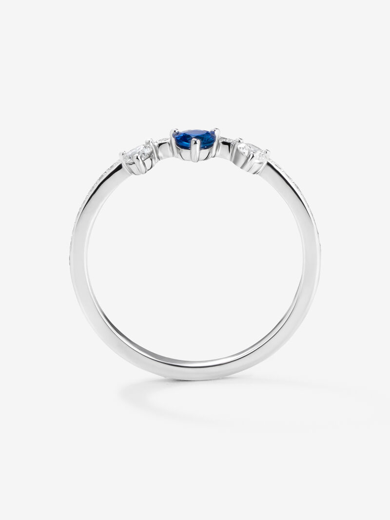 18K white gold ring with sapphire and diamonds image number 4