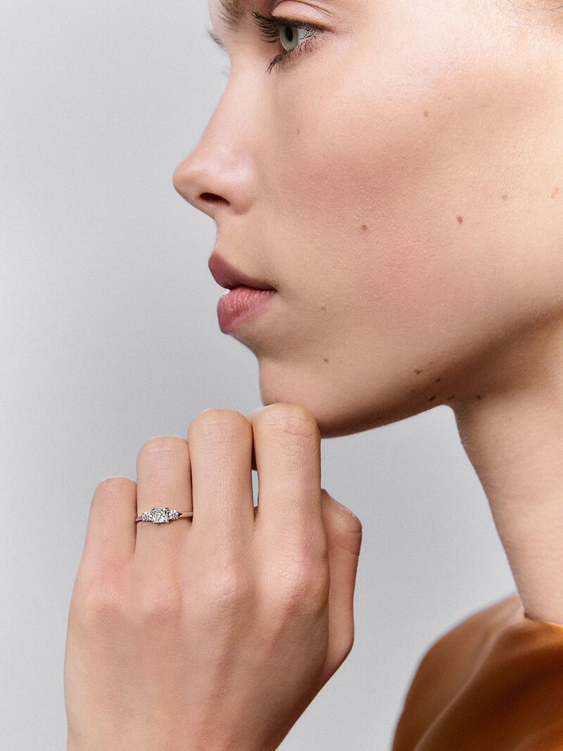 18K white gold triple ring with princess cut diamond of 0.4 cts and 2 brilliant cut diamonds with a total of 0.14 cts image number 4