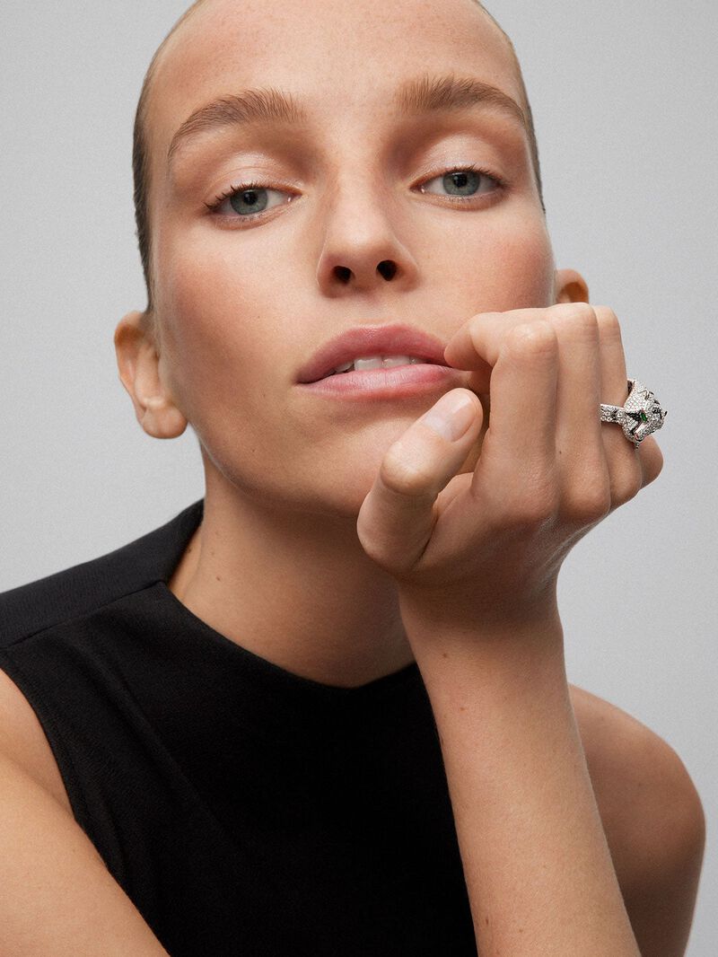 18K white gold ring with 278 brilliant-cut white diamonds with a total of 1.87 cts, 55 brilliant-cut black diamonds with a total of 0.25 cts, and 2 trapezoid-cut emeralds with a total of 0.13 tiger shaped cts image number 5