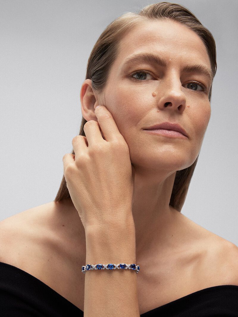 18K white gold bracelet with blue sapphiros in octagonal size of 16.86 cts and white diamonds in 1.32 cts image number 1
