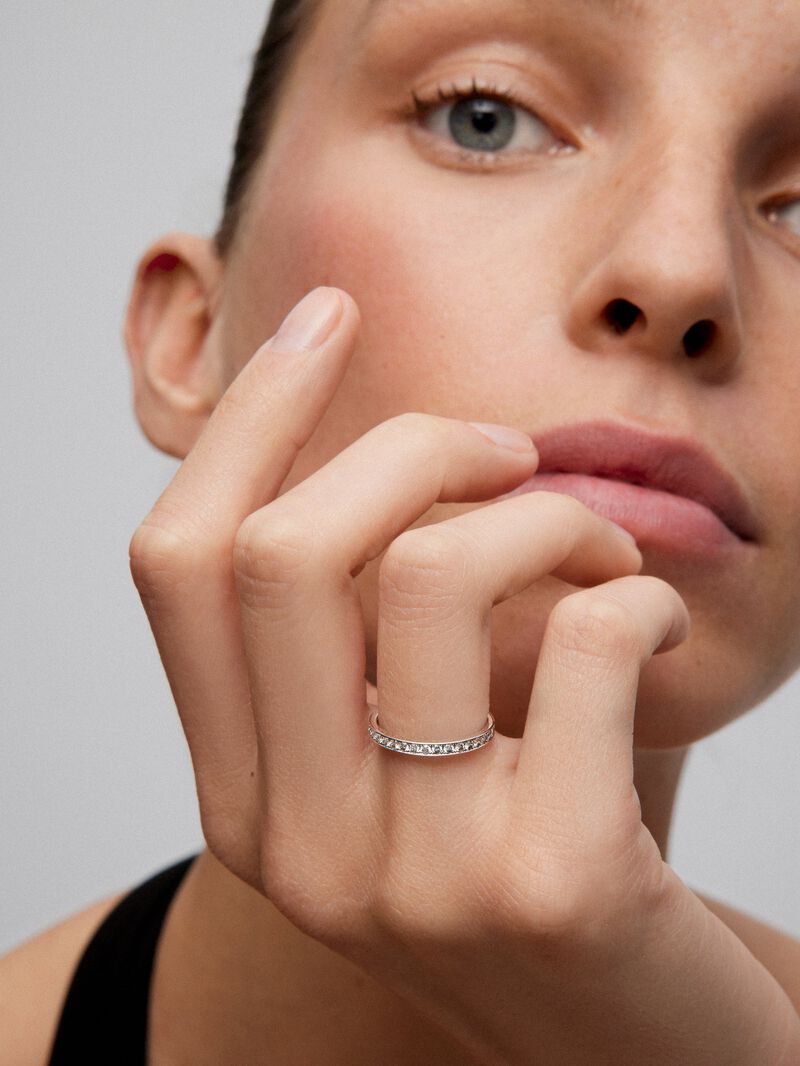 Entire 18K white gold ring with 35 brilliant-cut diamonds with a total of 0.49 cts image number 3