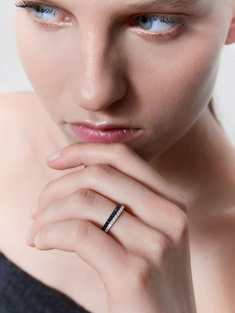 Half-eternity 18K white gold ring with black diamond and white diamond image number 3