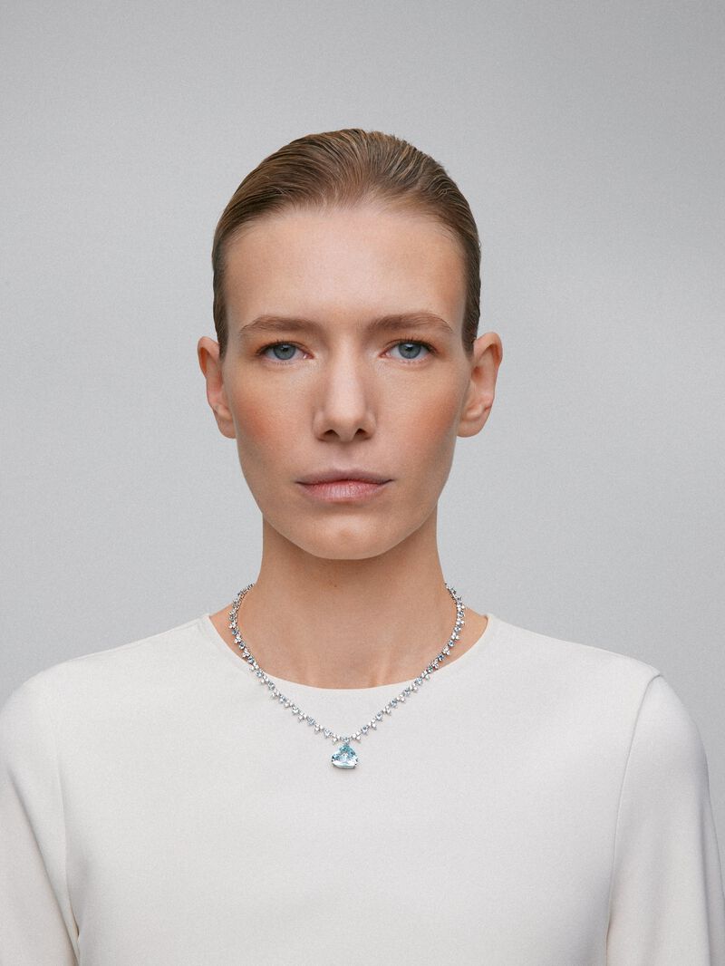 18K White Gold Rivière Necklace with Aguamarina Blue in 5.8 cts, blue aquamarines in a brilliant 5.41 cts and white diamonds in a bright size of 6.27 cts image number 3