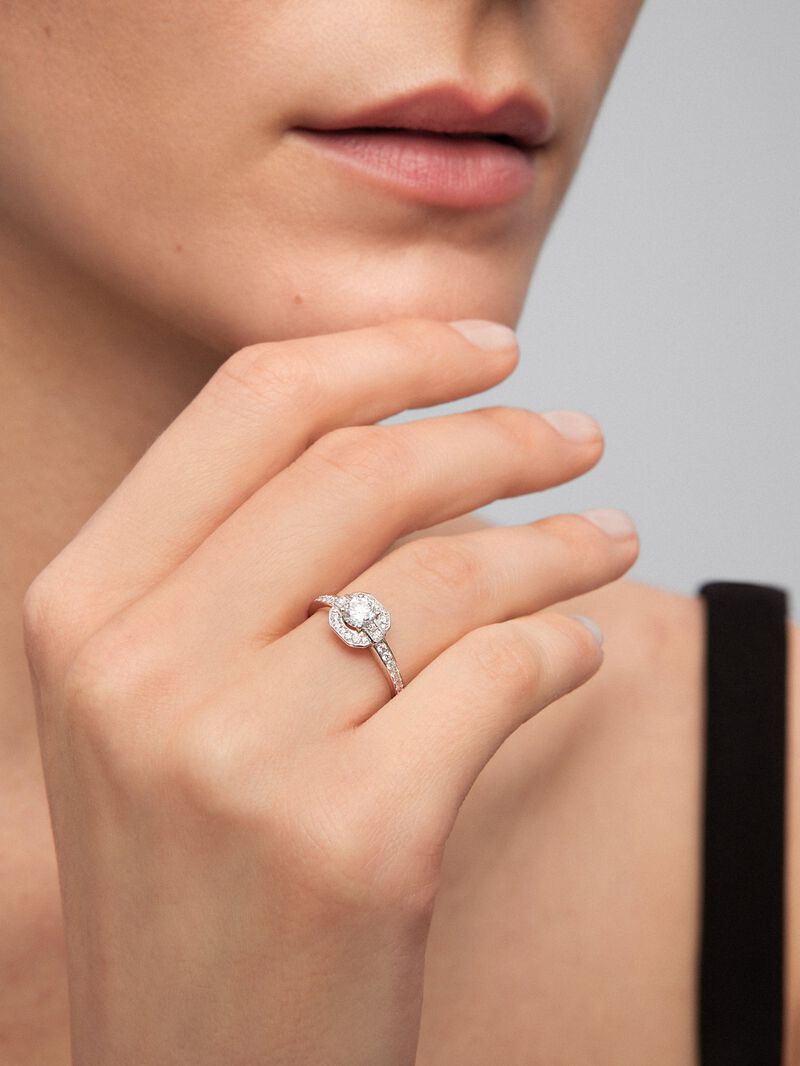 18K white gold ring with a central brilliant-cut diamond of 0.4 cts and 34 brilliant-cut diamonds with a total of 0.24 cts image number 3