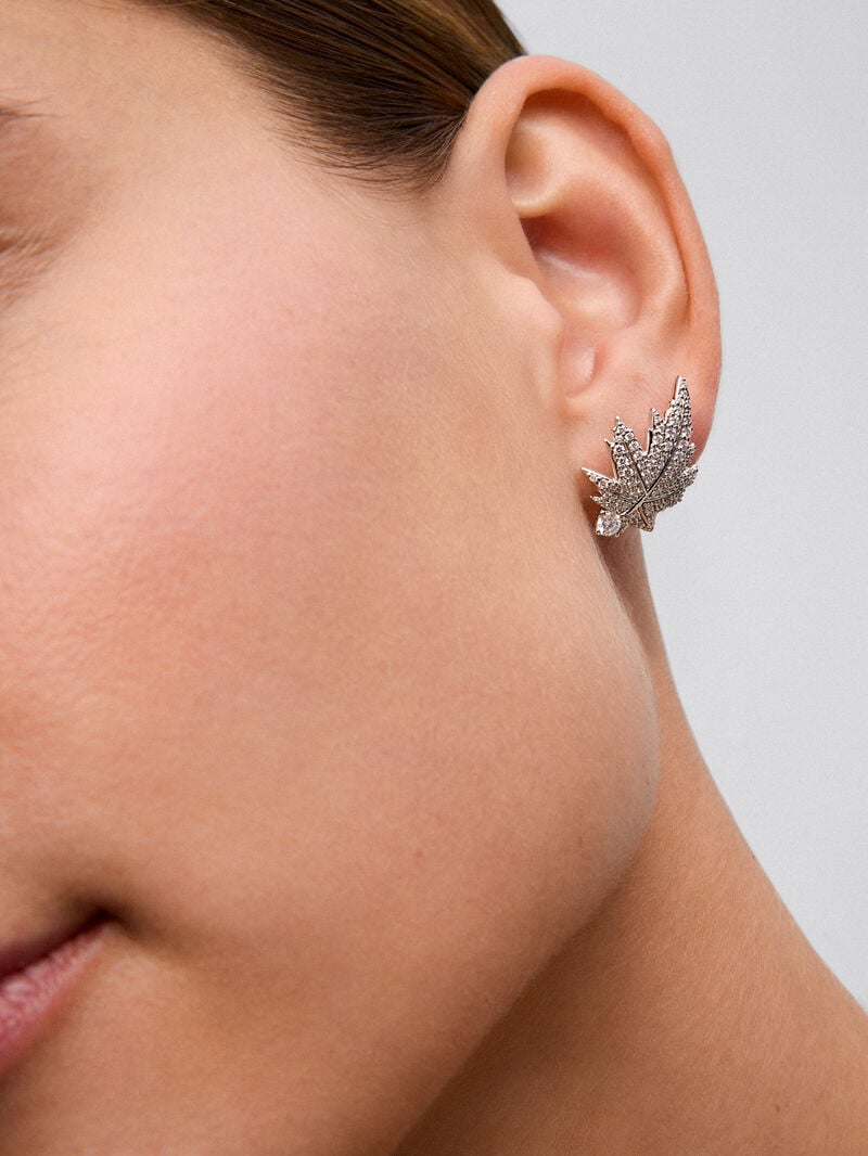 18K white gold earrings with two central diamonds totaling 0.26 cts, diamond pavé, and a maple leaf design. image number 1