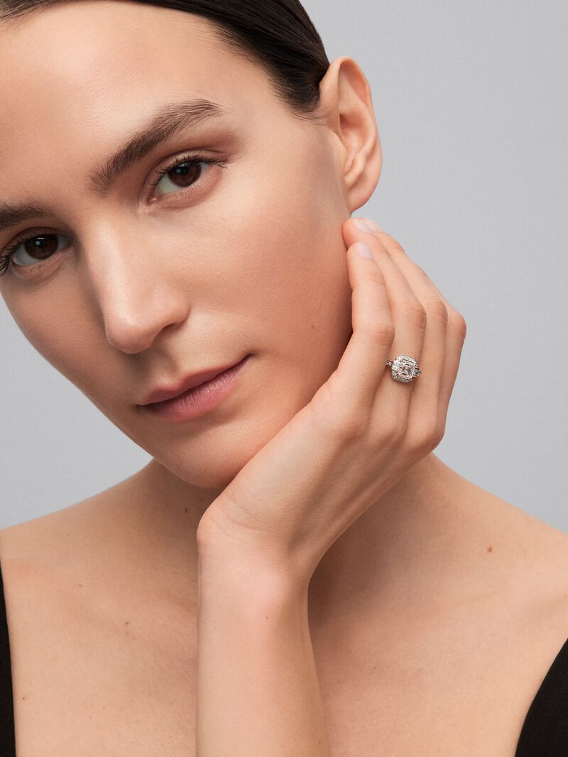 18K white gold ring with central asscher cut diamond of 1.51 cts, and border and arm with 2 princess cut diamonds with a total of 0.18 cts and 32 brilliant cut diamonds with a total of 0.26 cts image number 1