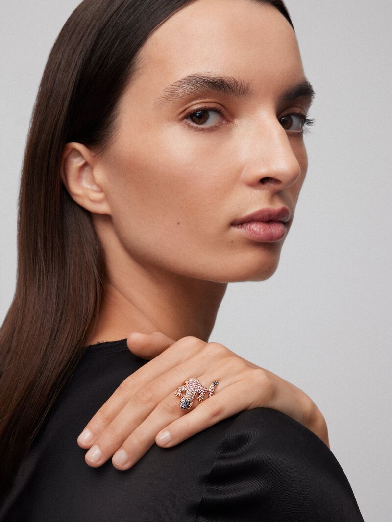 18K rose gold ring with 20 brilliant-cut diamonds with a total of 3.3 cts and 160 multicolored sapphires with a total of 2.69 cts in the shape of a salamander image number 2