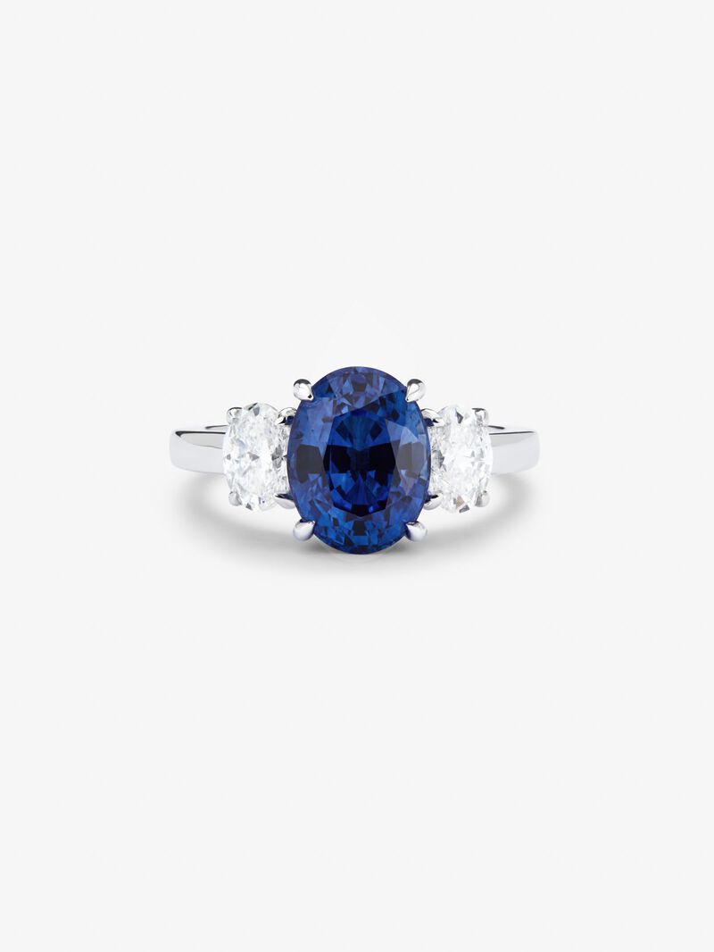 18K white gold triple ring with oval-cut royal blue sapphire of 4.05 cts and 2 oval-cut diamonds with a total of 1.05 cts image number 2