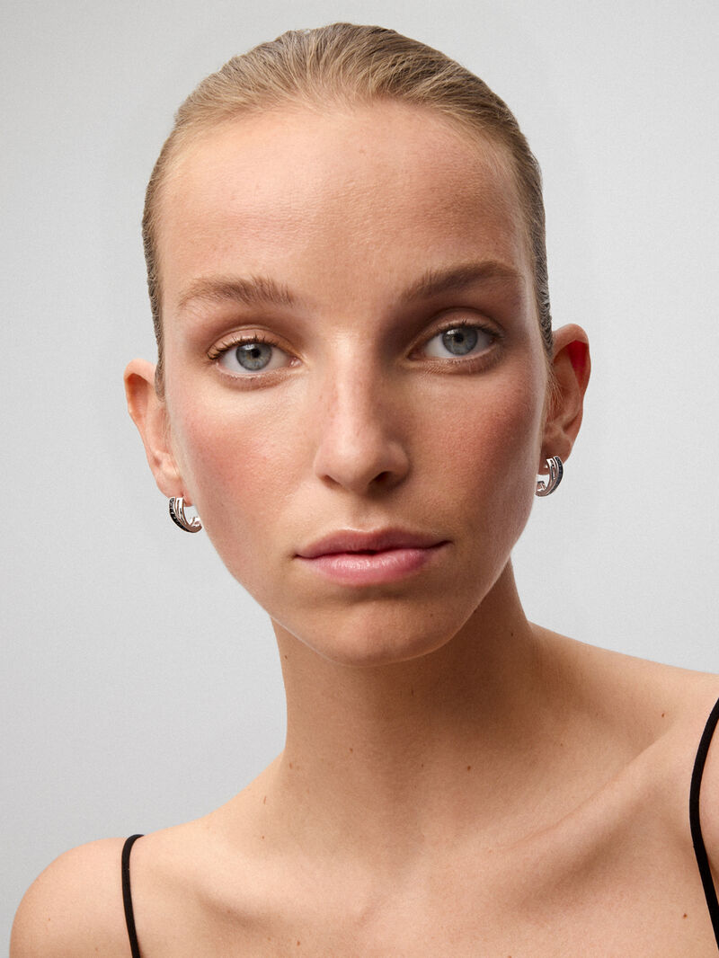Crossed hoop earrings made of 925 silver with spinels image number 1