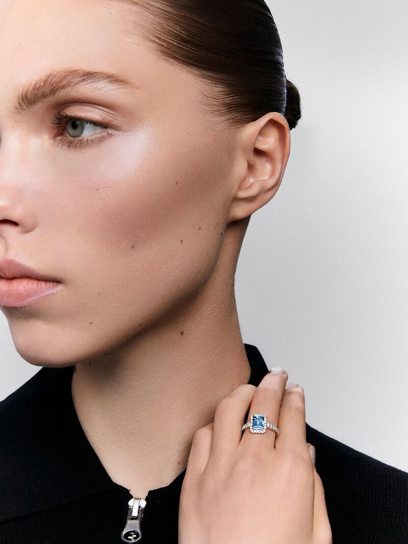 18K white gold ring with octagonal cut aquamarine of 1.55 cts and 32 brilliant cut diamonds with a total of 0.5 cts image number 0