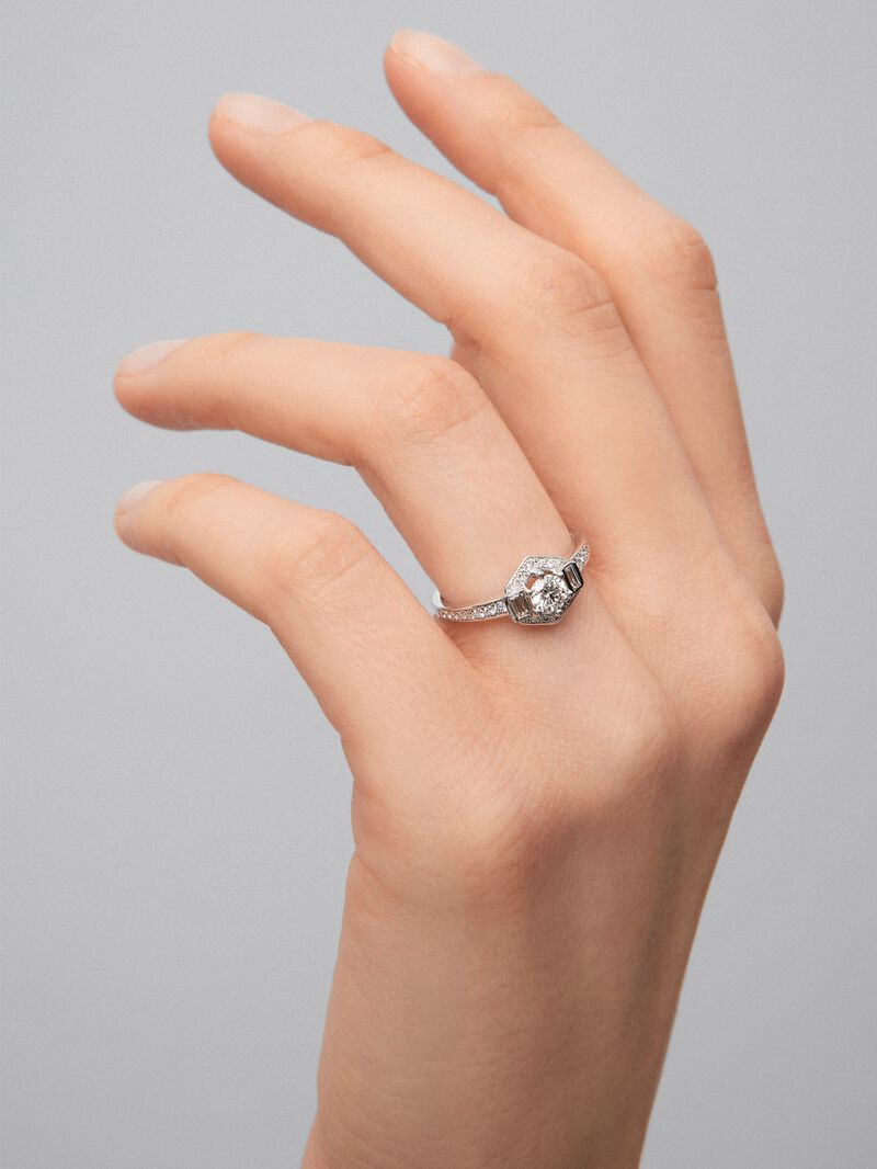 18K white gold ring with a central brilliant-cut diamond of 0.31 cts; 2 in baguette cut with a total of 0.085 cts and 26 in brilliant cut with a total of 0.175 cts image number 3