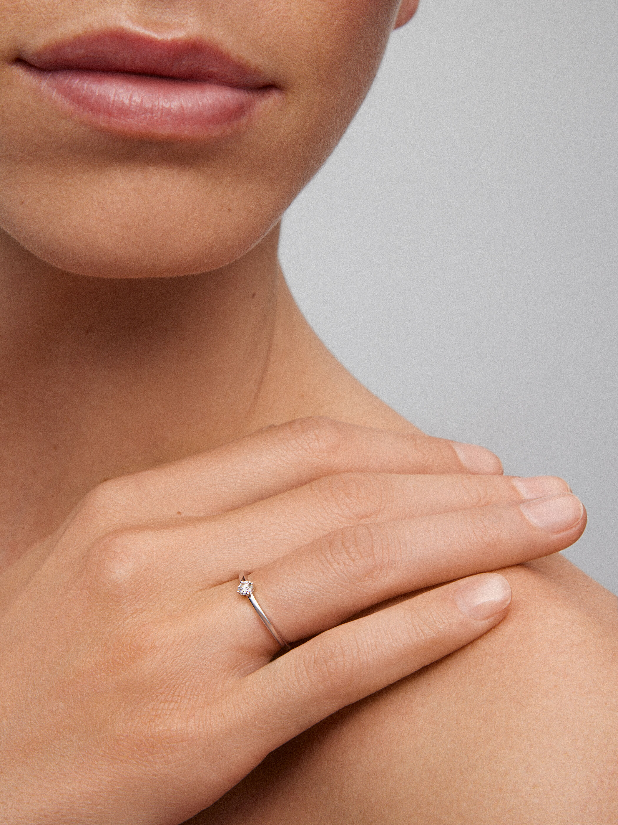 Anillo de oro blanco de 18K con diamante en talla brillante de 0 15 cts Suarez