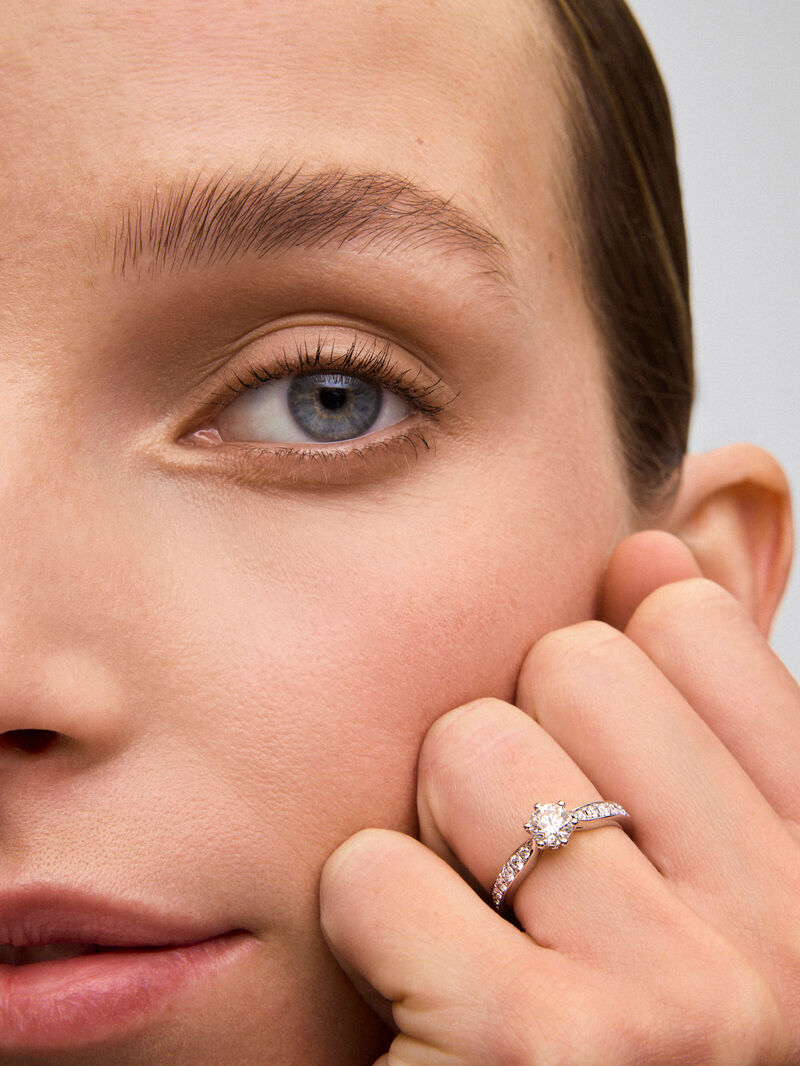 Solitaire ring in 18K white gold with a central 0.70-carat brilliant-cut diamond and additional diamonds totaling 0.31 cts image number 1