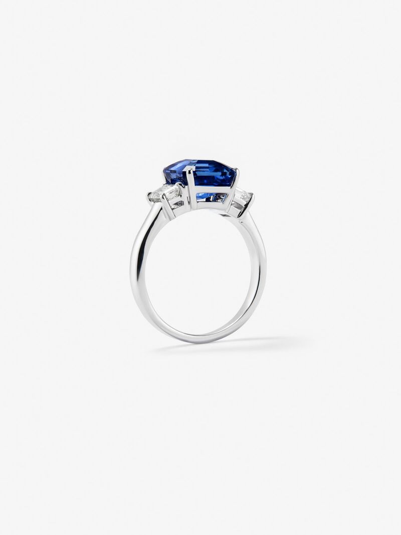 18K white gold triple ring with emerald-cut blue sapphire of 4.07 cts and 2 emerald-cut diamonds with a total of 0.81 cts image number 4