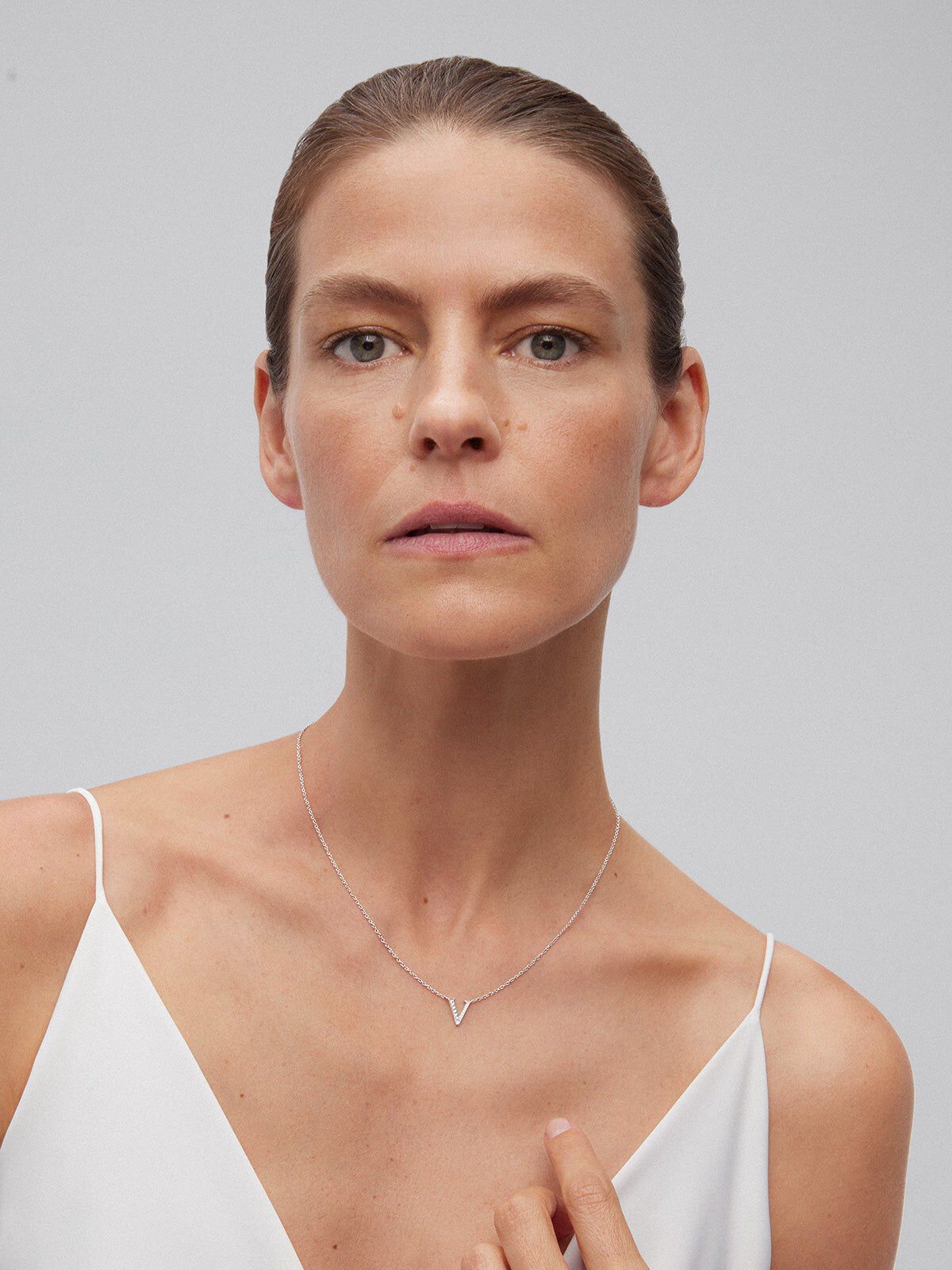 Pendant necklace with 18K white gold initial and diamonds Suarez