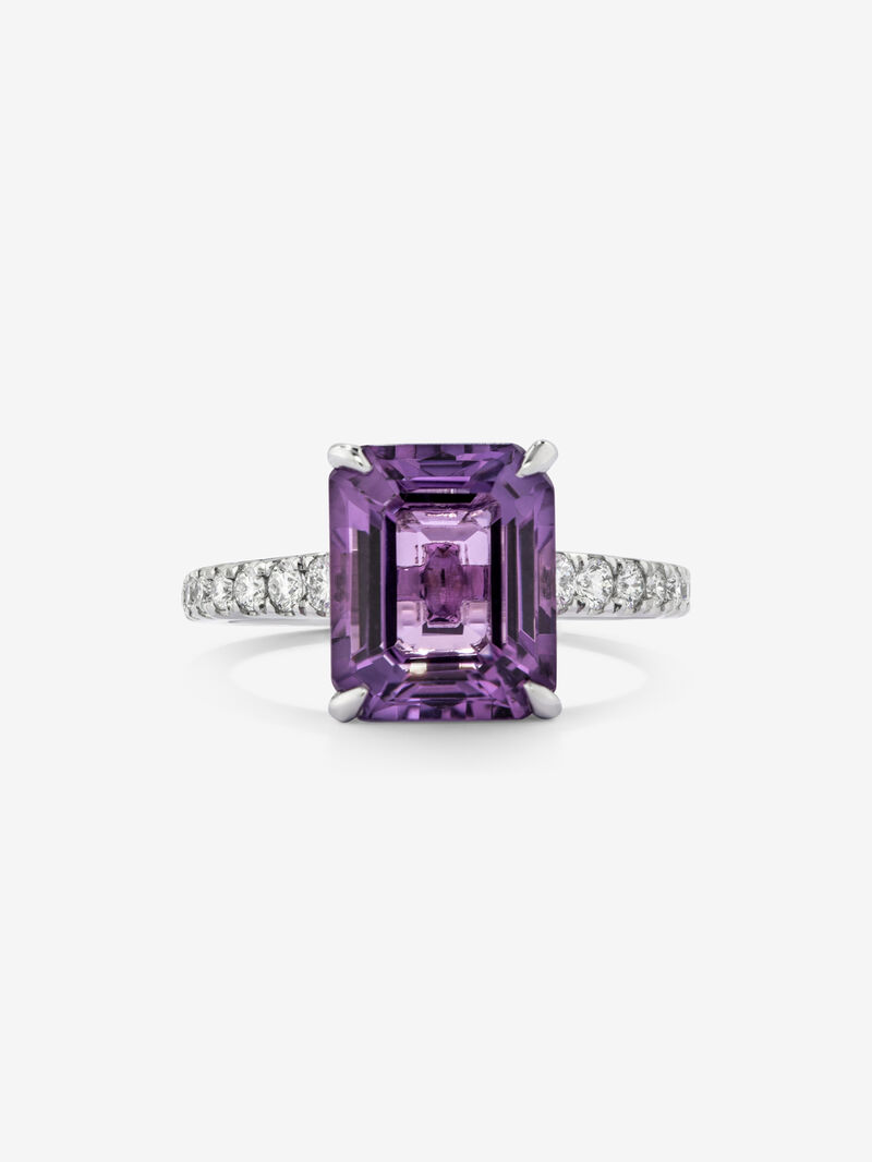 18K white gold ring with emerald-cut purple amethyst of 4.25 cts and 14 brilliant-cut diamonds with a total of 0.32 cts image number 2