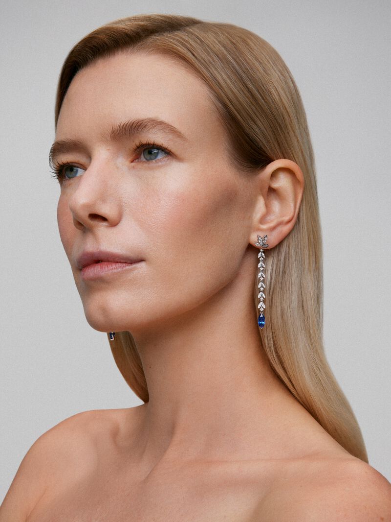 18K white gold earrings with blue sapps in 3.95 cts and white diamonds in bright 0.92 cts image number 3