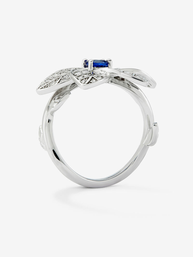 18K white gold ring in the shape of a flower with brilliant-cut blue sapphire of 0.46 cts and brilliant-cut diamonds with a total of 0.65 cts image number 2