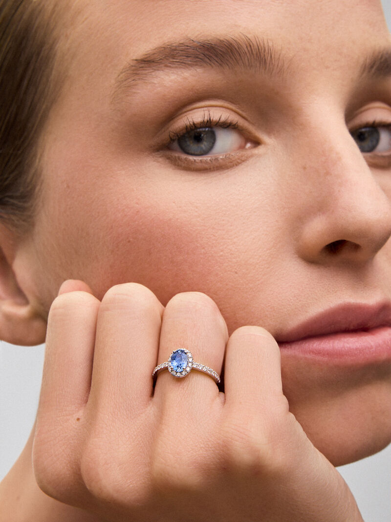 18K white gold ring with a 0.91 ct oval-cut blue sapphire and a brilliant-cut diamond border with a total of 0.37 cts image number 3