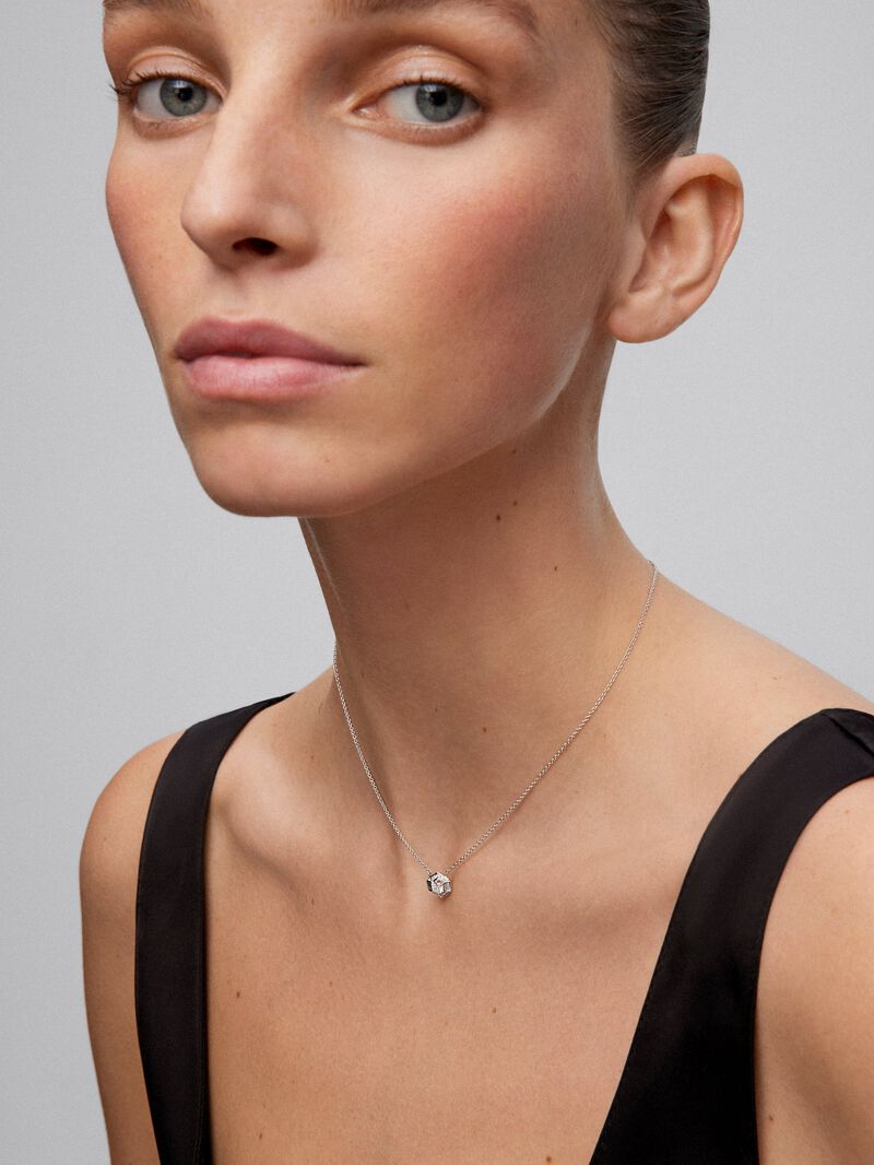 18K white gold pendant with central brilliant-cut diamond of 0.2 cts and border of 2 baguette-cut diamonds with a total of 0.05 cts and 10 brilliant-cut diamonds with a total of 0.035 cts image number 1