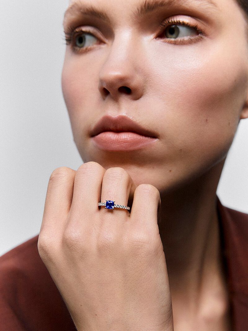 18K white gold solitaire ring with cushion-cut tanzanite of 0.72 cts and 16 brilliant-cut diamonds with a total of 0.26 cts image number 1