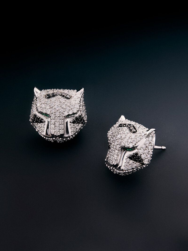 18K white gold earrings with 548 brilliant-cut white diamonds with a total of 2.68 cts, 90 black diamonds with a total of 0.47 cts, and 2 trapezoid-cut emeralds with a total of 0.26 cts shaped tiger image number 6
