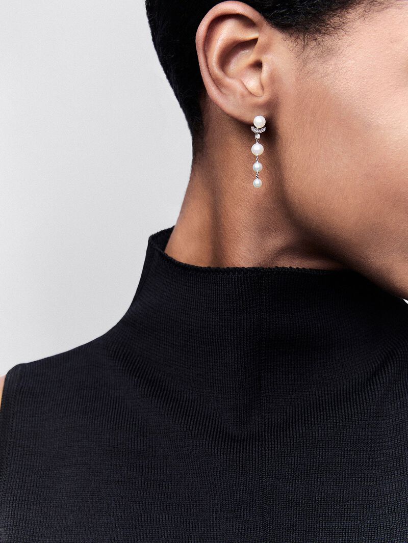18k white gold long earrings with Akoya pearls and diamonds image number 3