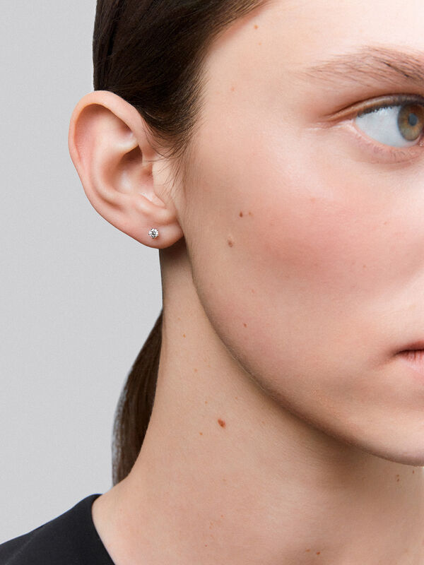 Pendientes solitario de oro blanco de 18kt con diamante de 0,10cts, PE3232-00D010_V