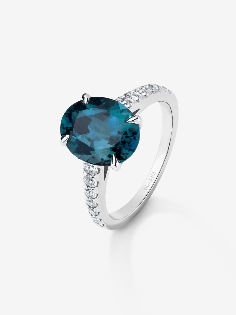 18K white gold ring with oval-cut London blue topaz of 4.25 cts and 14 brilliant-cut diamonds with a total of 0.32 cts image number 0