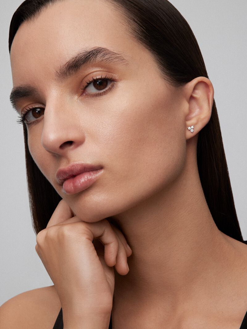 18K white gold earrings with 6 brilliant-cut diamonds with a total of 0.36 cts image number 1
