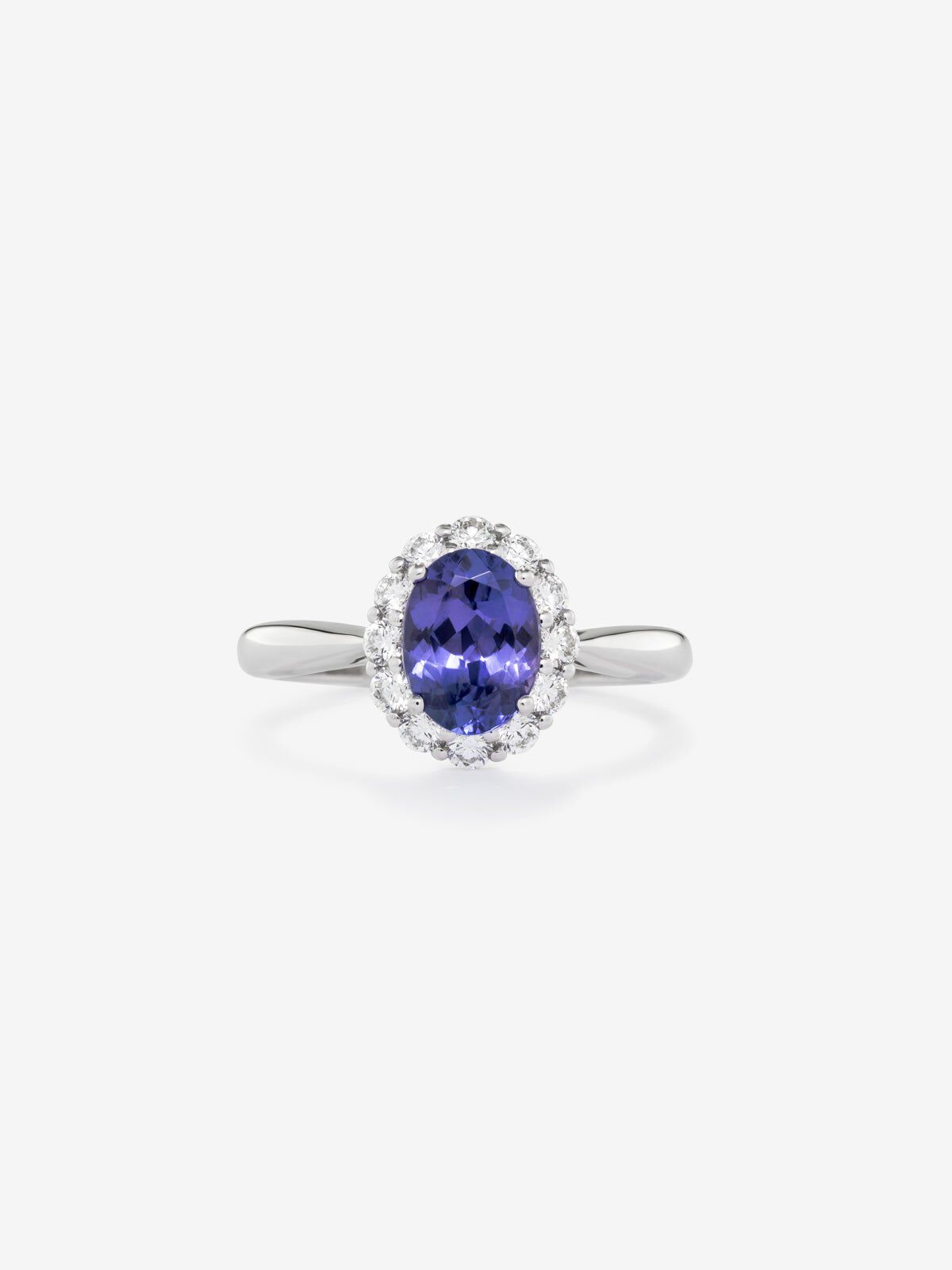 Anillo de oro blanco de 18K con tanzanita azul en talla oval de 1 41 cts y 12 diamantes en talla brillante con un total de 0 42 cts Suarez