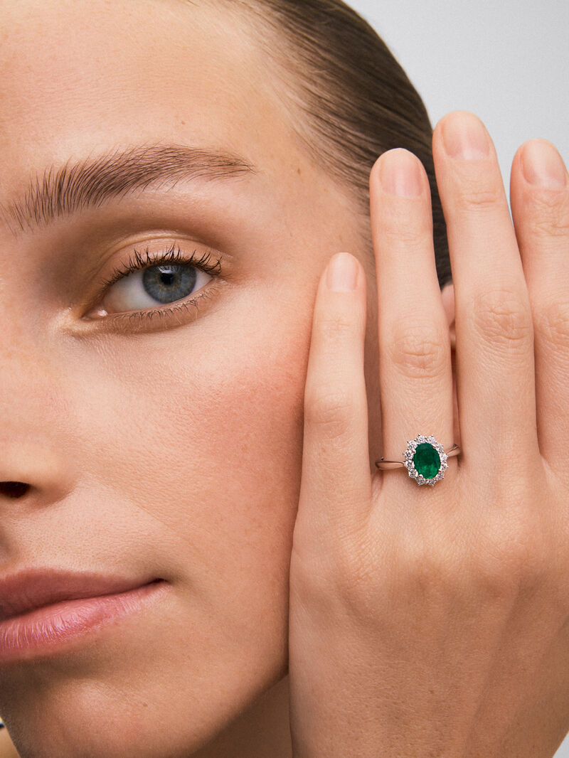 18K white gold ring with oval-cut emerald of 0.59 cts and 12 brilliant-cut diamonds with a total of 0.21 cts image number 3