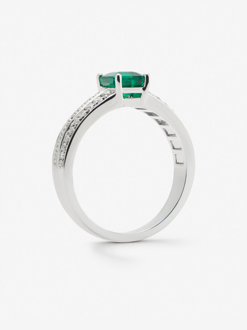 Anillo de oro blanco de 18K con esmeralda en talla octogonal de 0,446 cts y 52 diamantes en talla brillante con un total de 0,19 cts image number 2