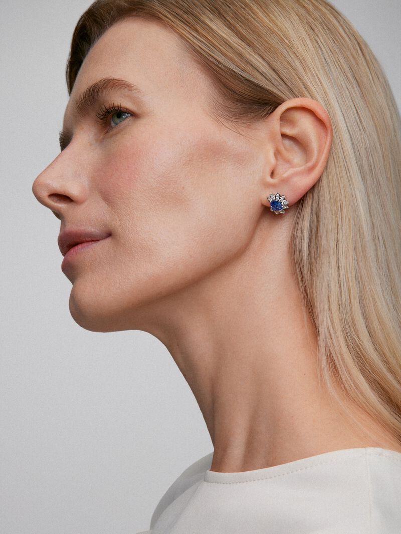 18K white gold earrings with blue zafiros in octagonal 2,66 cts and white diamonds in bright size of 0.45 cts image number 0